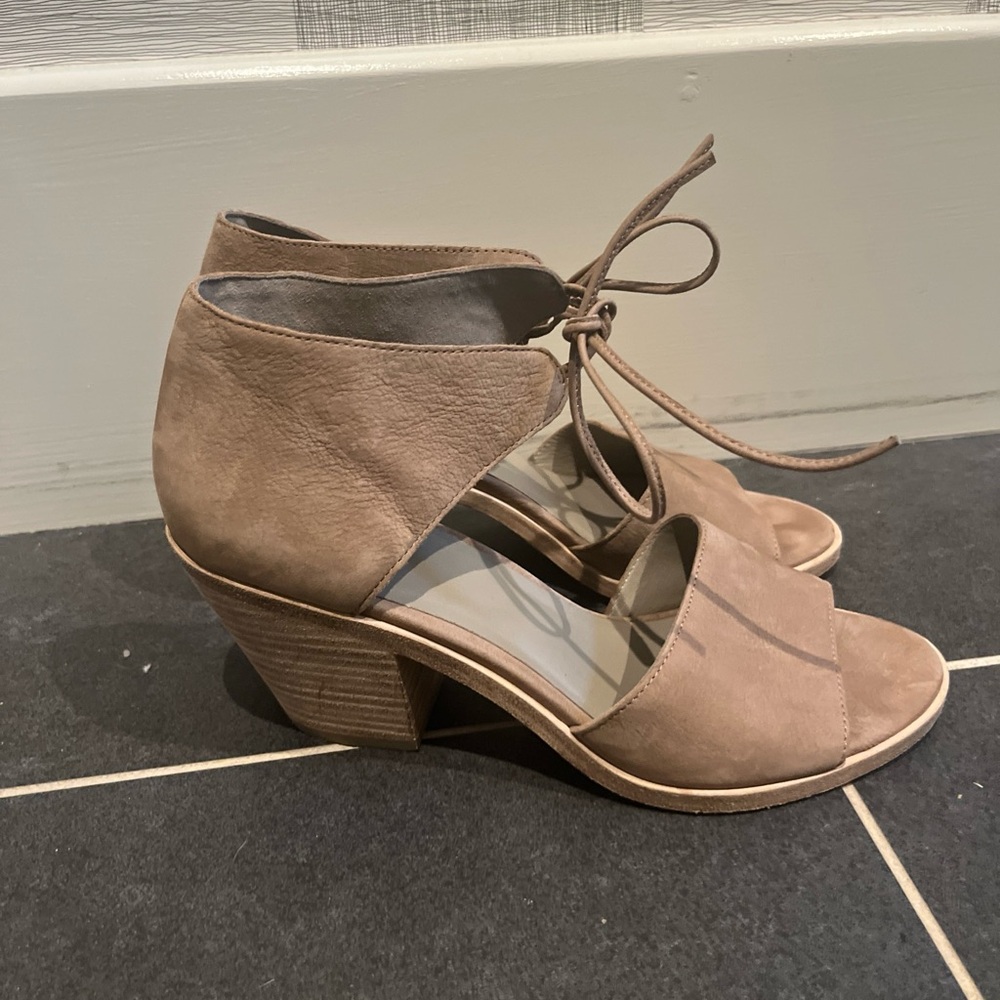 Eileen fisher beige taupe suede leather lace up stacked heels 7.5